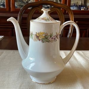 Royal Standard Fine Bone China Lyndale England Tea Coffee Pot